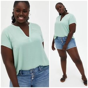 🍏 Sophisticated TORRID Gauze Split Front Pullover Top
